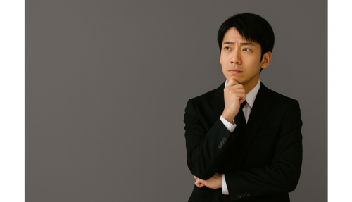 質問を考える男性応募者
